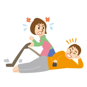 寝転んでテレビを見る夫に怒って掃除機をかける妻